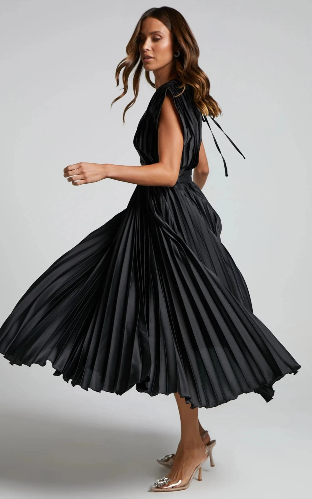 Imogen | Elegant V - Neck Pleated Midi Dress - Black - 6